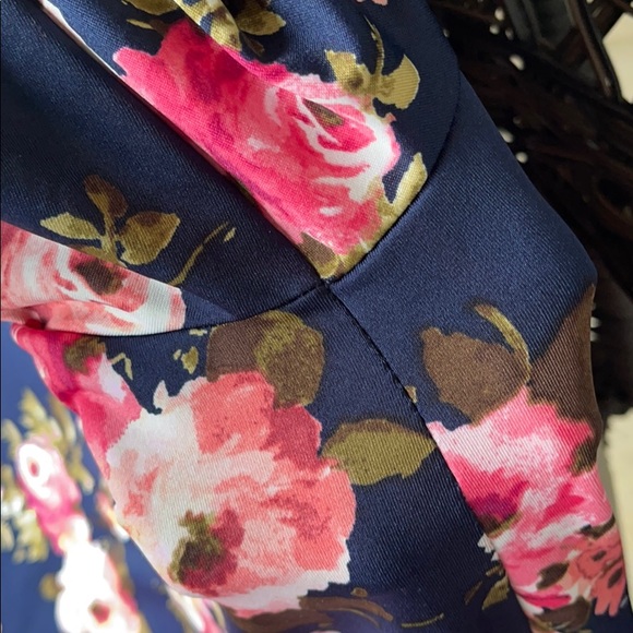 Discreet Floral Top 1X - Picture 7 of 9